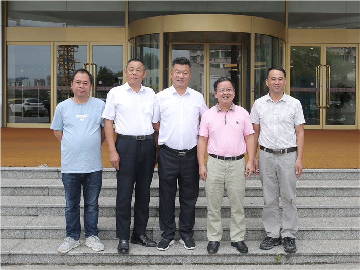 部分專家、教授和公司領(lǐng)導(dǎo)合影_副本.jpg